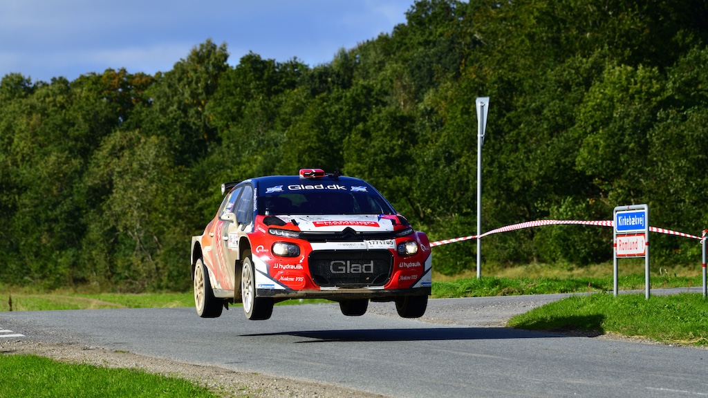 Kenneth Madsen er flyvende på vej mod mesterskabet i Dansk Super Rally i sin Citroën C3 Rally2 med Mette Felthaus i codriversædet.
(Foto: Michael Eisenberg)